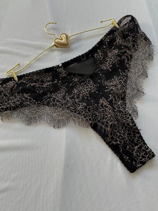 Brazilian-cut panties with back accent