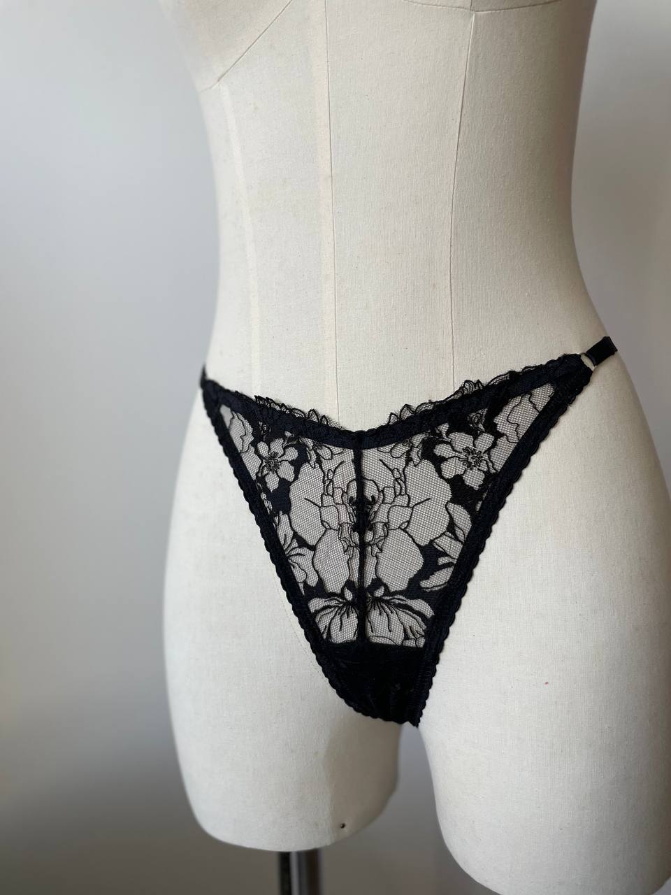 Set of 3 lace thongs