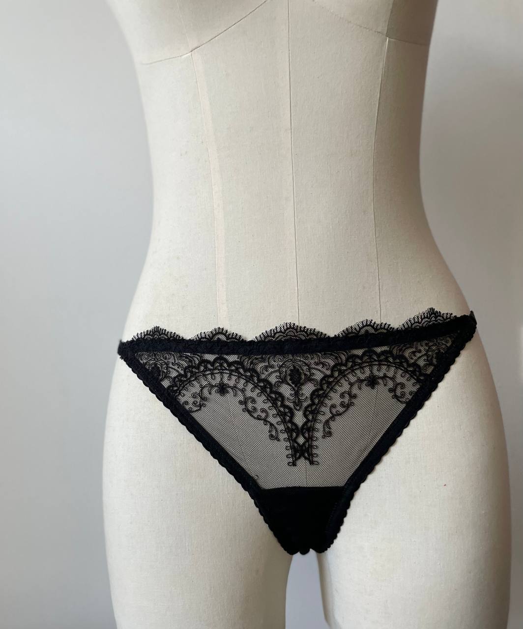 Thongs from embroidered lace