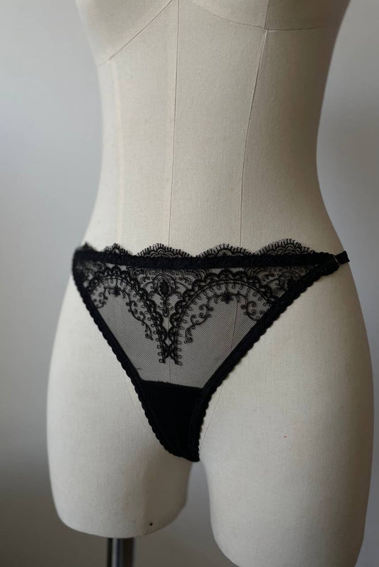 Thongs from embroidered lace