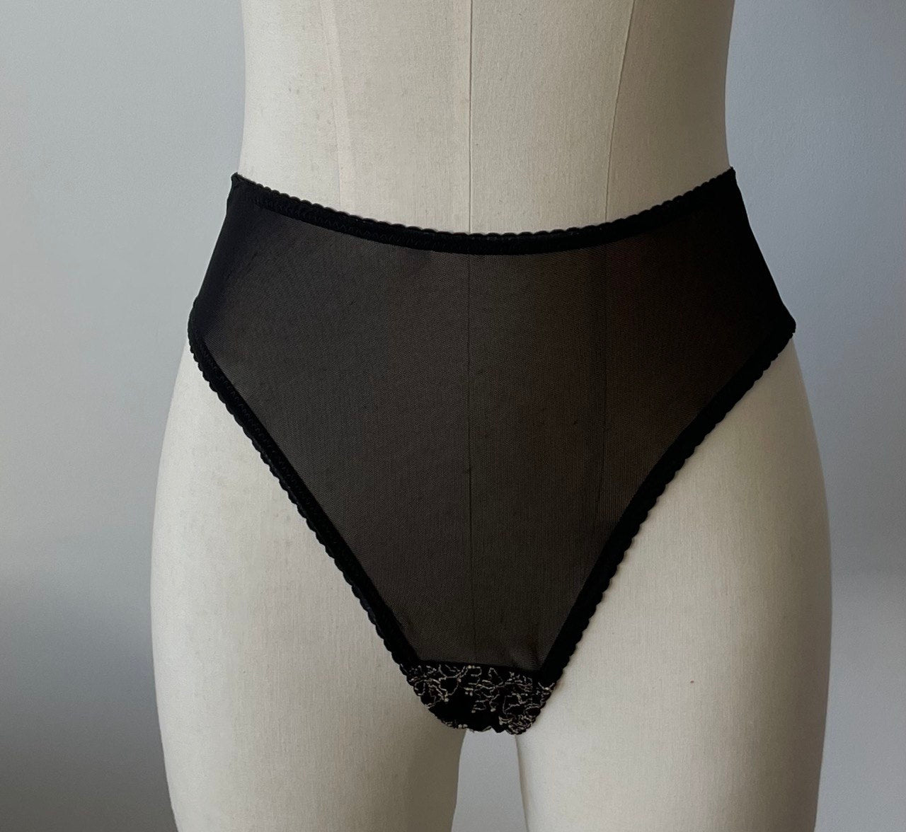 Brazilian-cut panties with back accent