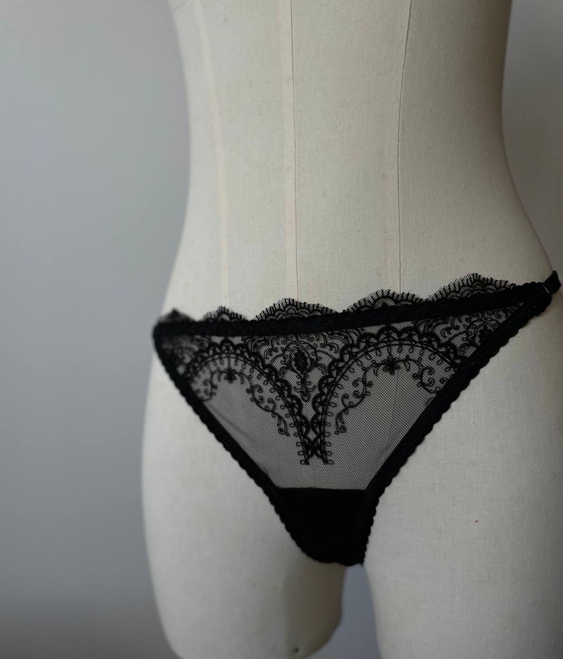 Thongs from embroidered lace